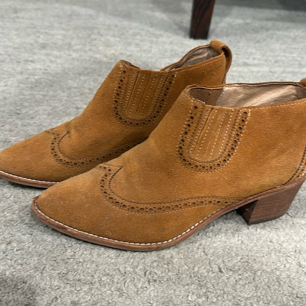 madewell grayson brogue boots. suede: caramel brown. great condition. size 9
